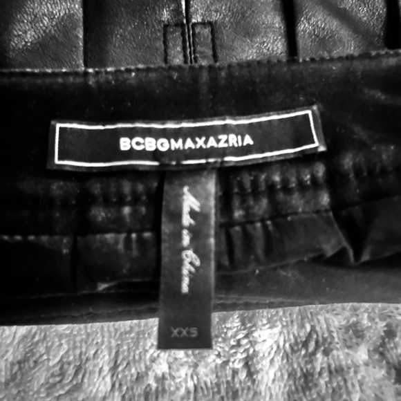 BCBG MAXAZRIA FAUX LEATHER PLEATED MINI SKIRT SZ SMALL PERFECT CONDITION - Picture 2 of 2